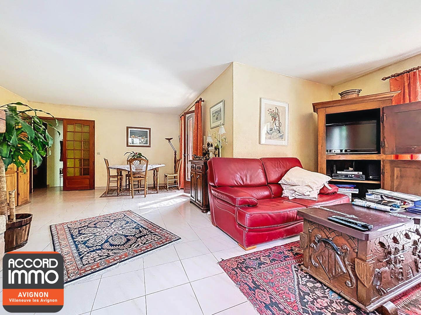 Salon lumineux et spacieux d’une maison plain-pied à vendre à Rochefort du Gard, avec accès jardin