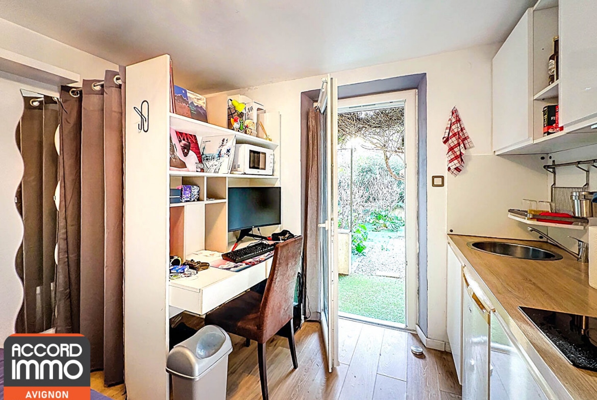 Studio fonctionnel avec coin cuisine et accès direct au jardin dans immeuble à Avignon