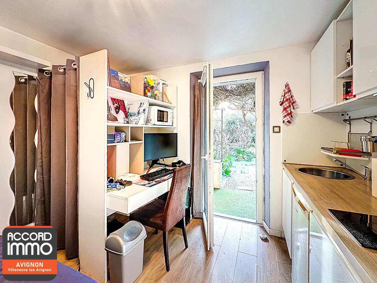 Studio fonctionnel avec coin cuisine et accès direct au jardin dans immeuble à Avignon