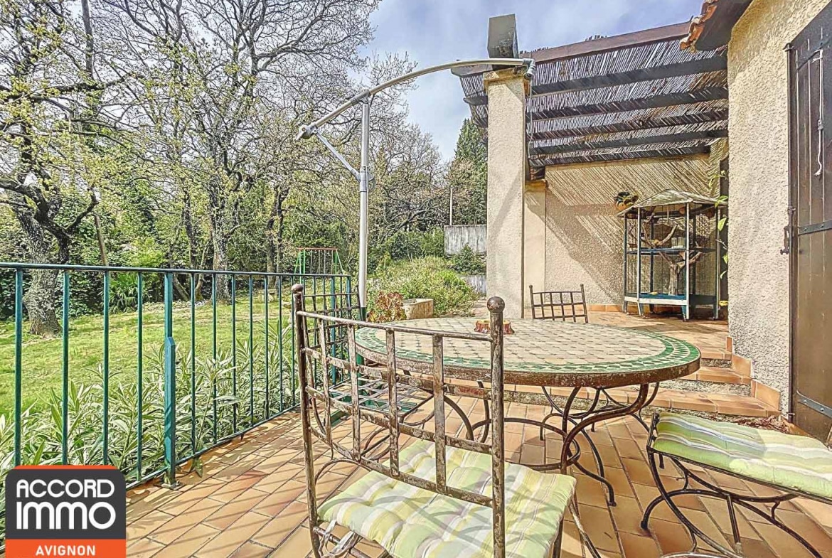 Terrasse extérieure ombragée donnant sur jardin arboré d'une maison à vendre à Rochefort du Gard