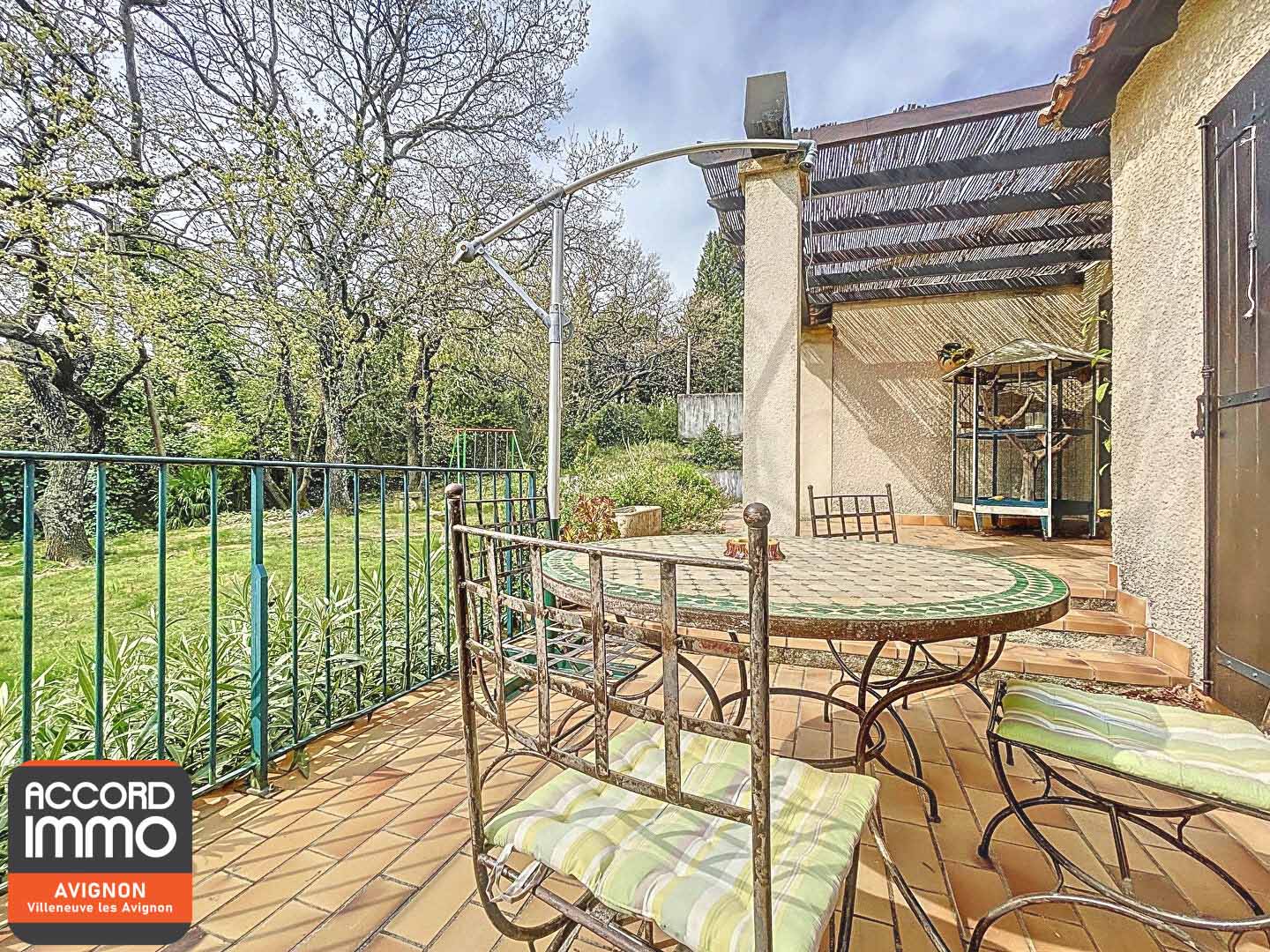 Terrasse extérieure ombragée donnant sur jardin arboré d'une maison à vendre à Rochefort du Gard
