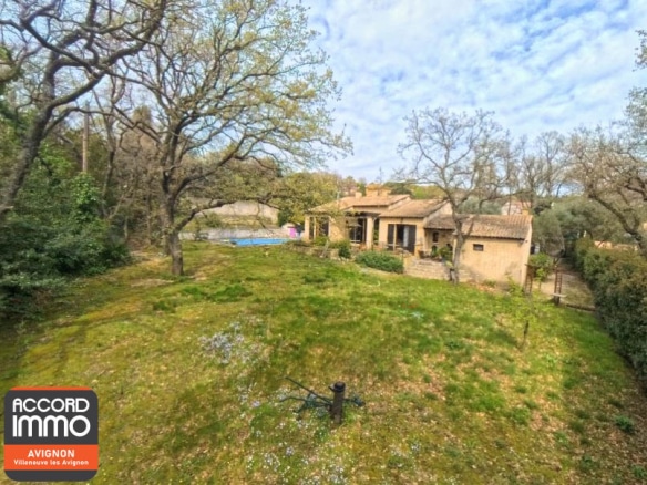 Maison à vendre à Rochefort du Gard avec grand jardin arboré et piscine, plain-pied en pleine nature