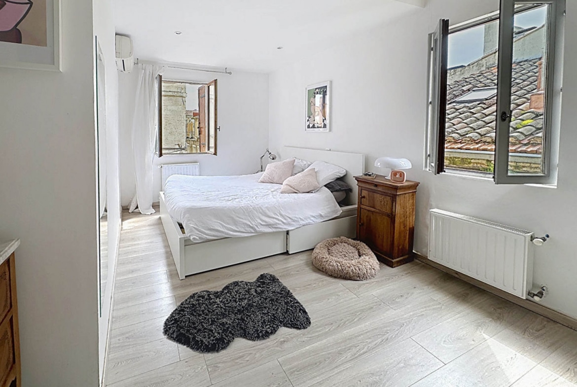 Chambre spacieuse et lumineuse avec vue sur les toits d’Avignon, dans un appartement à vendre secteur université