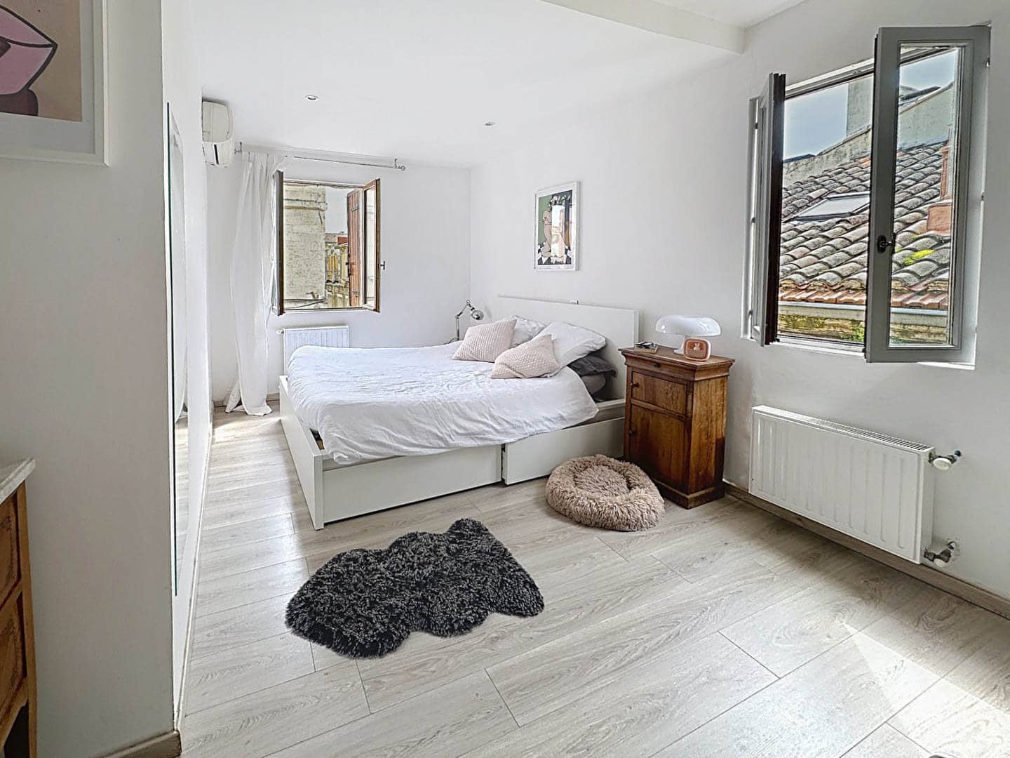 Chambre spacieuse et lumineuse avec vue sur les toits d’Avignon, dans un appartement à vendre secteur université