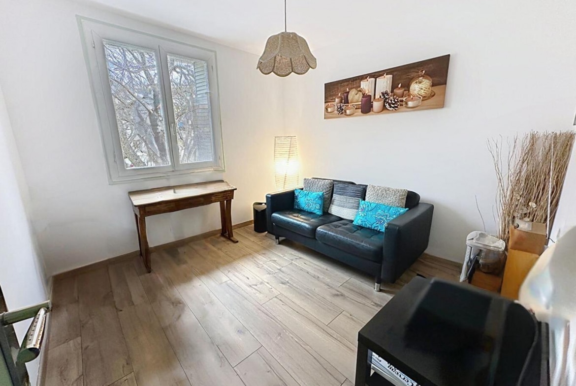 Chambre avec grande fenêtre, parquet clair et décoration épurée dans un appartement T3 en vente à Avignon quartier Rotondes avec balcon
