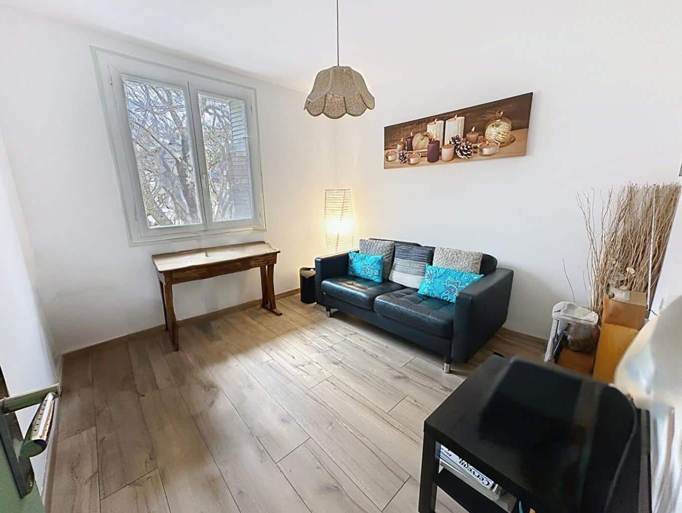 Chambre avec grande fenêtre, parquet clair et décoration épurée dans un appartement T3 en vente à Avignon quartier Rotondes avec balcon