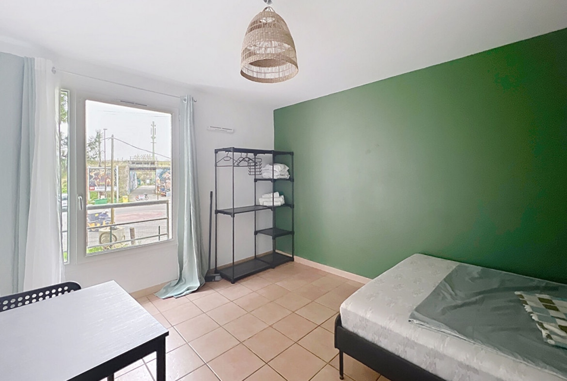 Chambre du studio à vendre à Avignon, quartier Préfecture, avec grande fenêtre et ascenseur