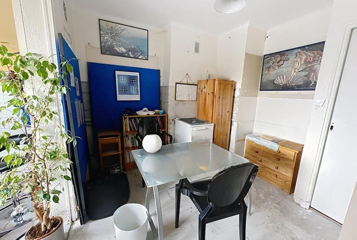 Espace repas ou cuisine à rafraîchir dans un appartement T3 à vendre à Avignon, proche Rotondes avec balcon.