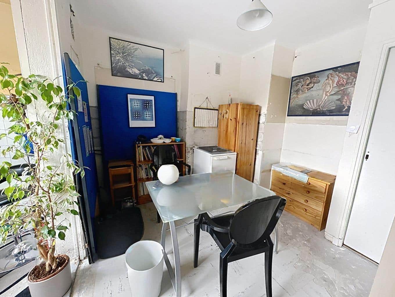 Espace repas ou cuisine à rafraîchir dans un appartement T3 à vendre à Avignon, proche Rotondes avec balcon.