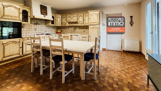 Cuisine provençale équipée d’une maison plain-pied en vente à Caumont, proche Avignon.