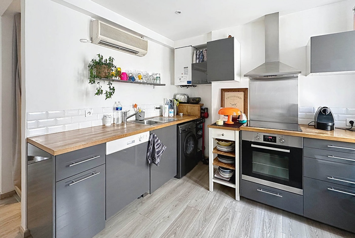 Cuisine moderne entièrement équipée dans un appartement à vendre à Avignon intramuros, secteur université