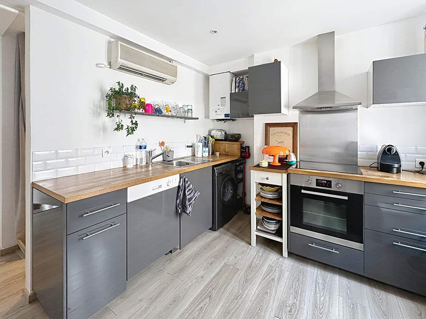Cuisine moderne entièrement équipée dans un appartement à vendre à Avignon intramuros, secteur université