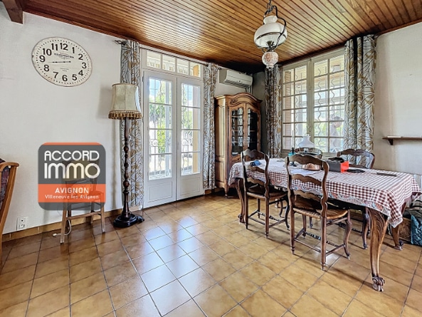 Salle à manger d’une maison de plain-pied en vente à Avignon, secteur Rotondes