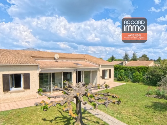 Façade et jardin arboré d’une maison à vendre de plain-pied à Caumont, proche d’Avignon.