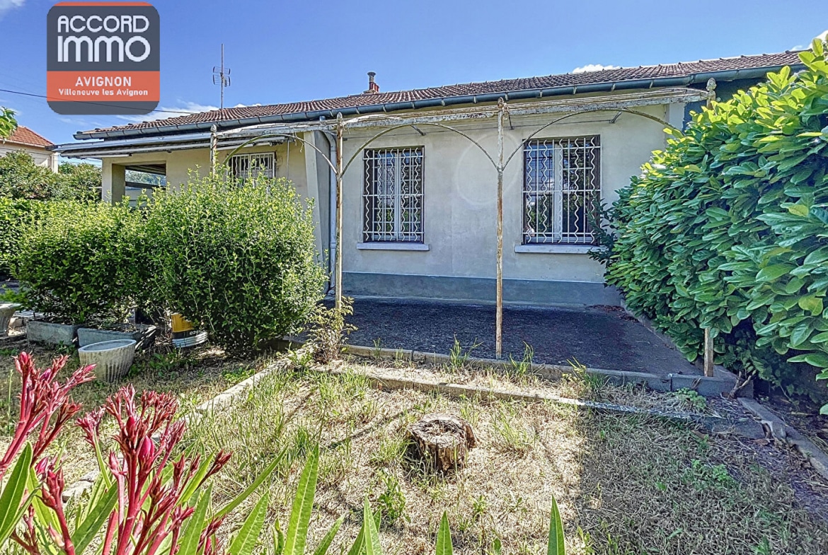 Façade d’une maison de plain-pied à vendre avec jardin arboré à Avignon, quartier Rotondes