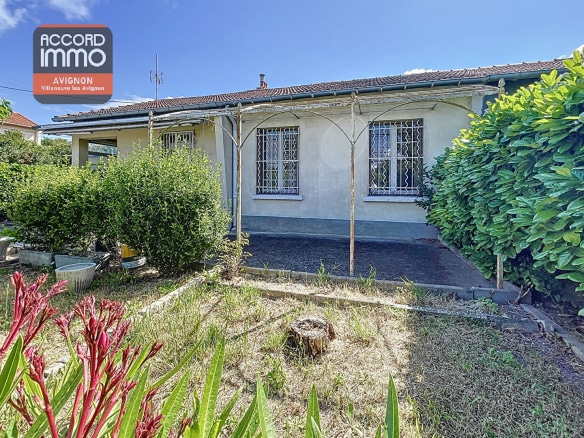 Façade d’une maison de plain-pied à vendre avec jardin arboré à Avignon, quartier Rotondes
