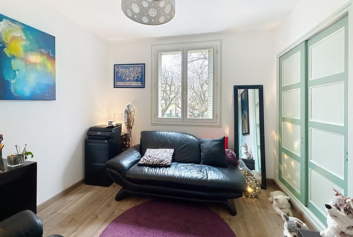 Pièce aménagée avec canapé design et placards intégrés dans un appartement T3 à vendre à Avignon secteur Rotondes