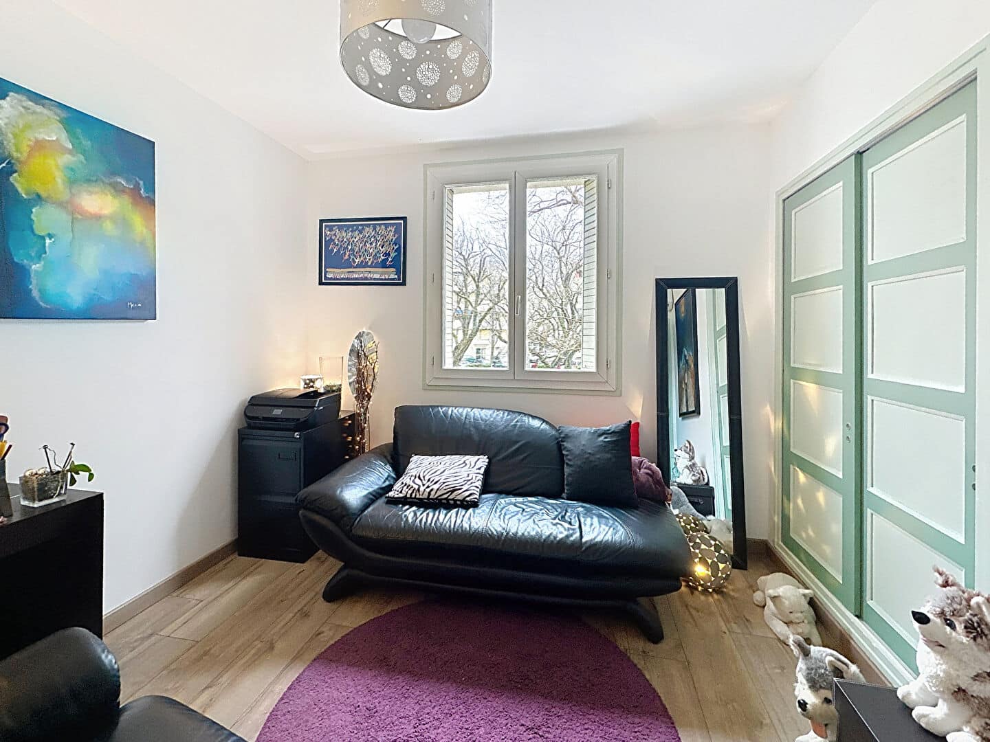 Pièce aménagée avec canapé design et placards intégrés dans un appartement T3 à vendre à Avignon secteur Rotondes