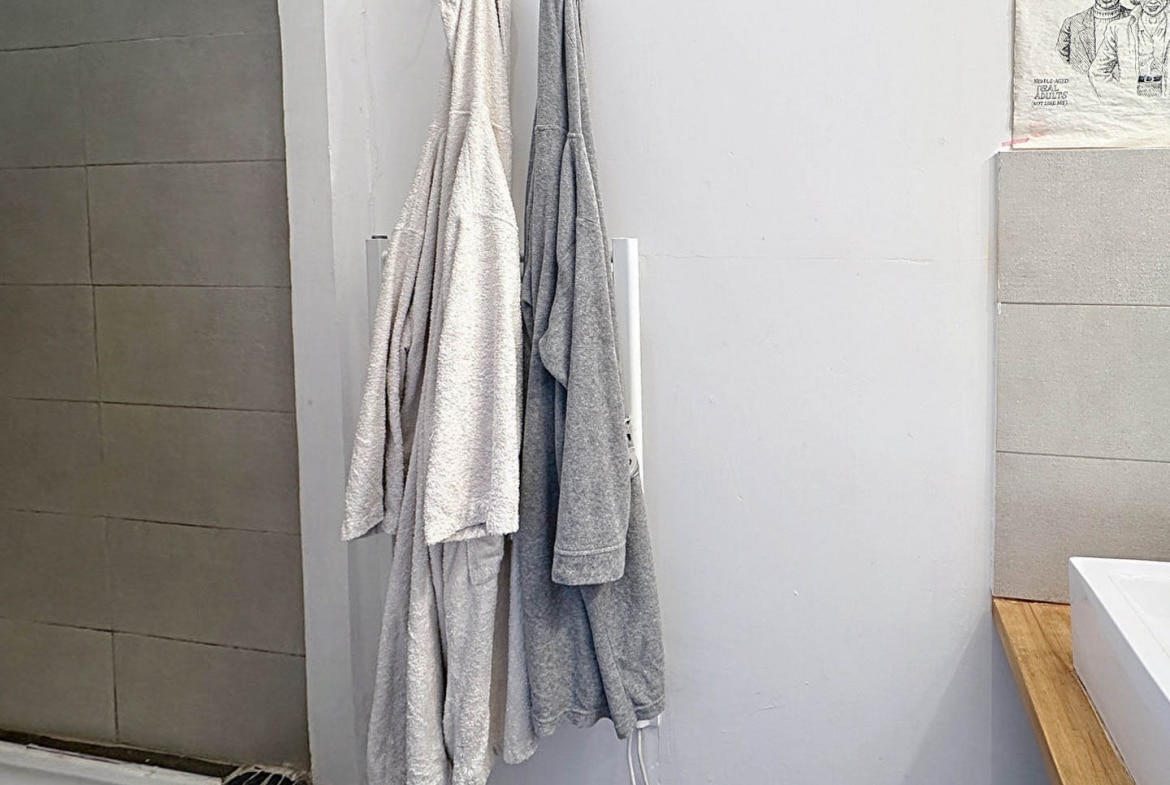 Salle de bain moderne avec espace douche dans un appartement à vendre à Avignon intramuros, proche de l’université