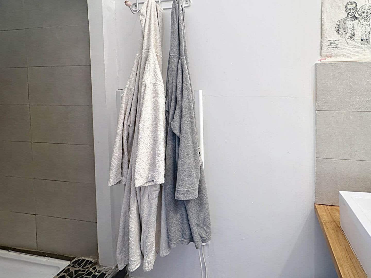 Salle de bain moderne avec espace douche dans un appartement à vendre à Avignon intramuros, proche de l’université