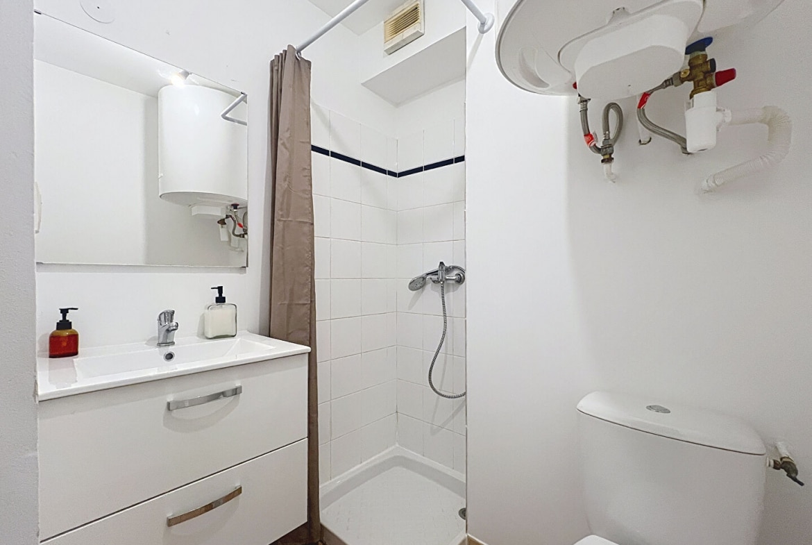 Salle d’eau du studio en vente à Avignon quartier Préfecture, avec douche et WC