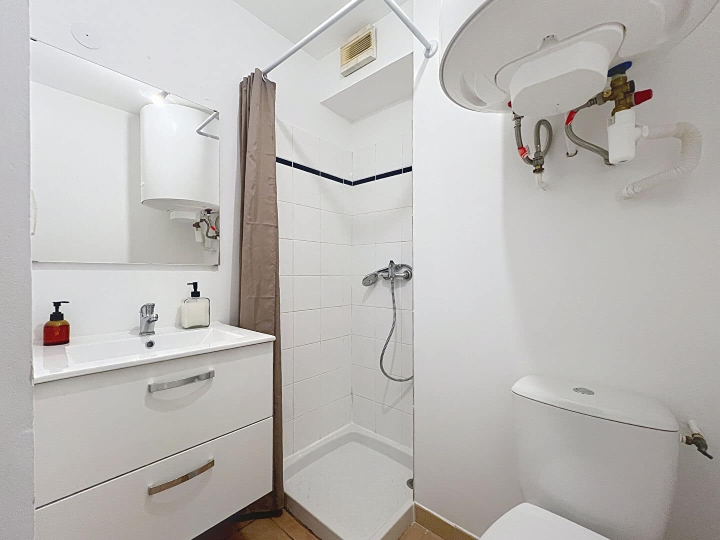 Salle d’eau du studio en vente à Avignon quartier Préfecture, avec douche et WC