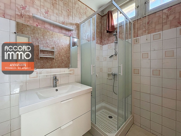 Salle d’eau avec douche moderne dans une maison de plain-pied à vendre à Avignon Rotondes