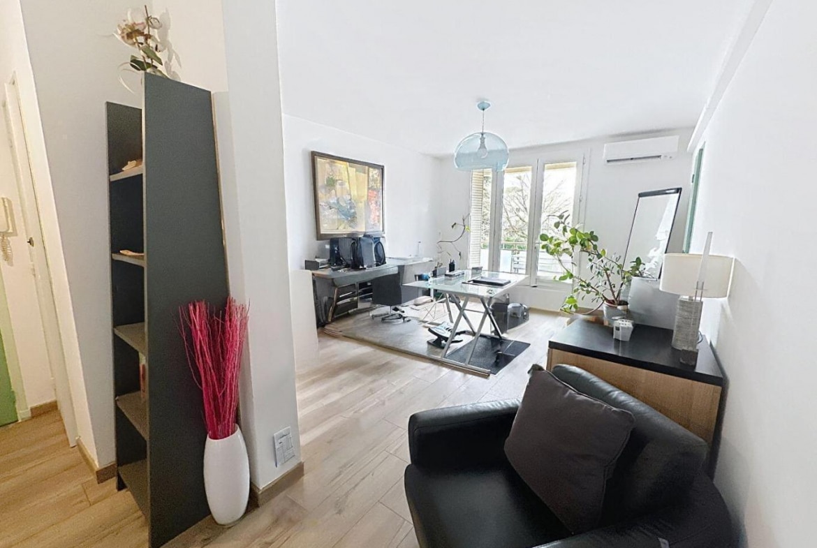 Salon lumineux avec espace bureau dans un appartement T3 à vendre à Avignon, quartier Rotondes avec balcon