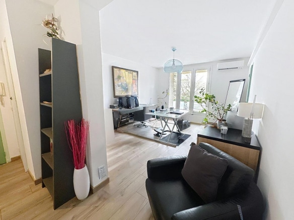 Salon lumineux avec espace bureau dans un appartement T3 à vendre à Avignon, quartier Rotondes avec balcon