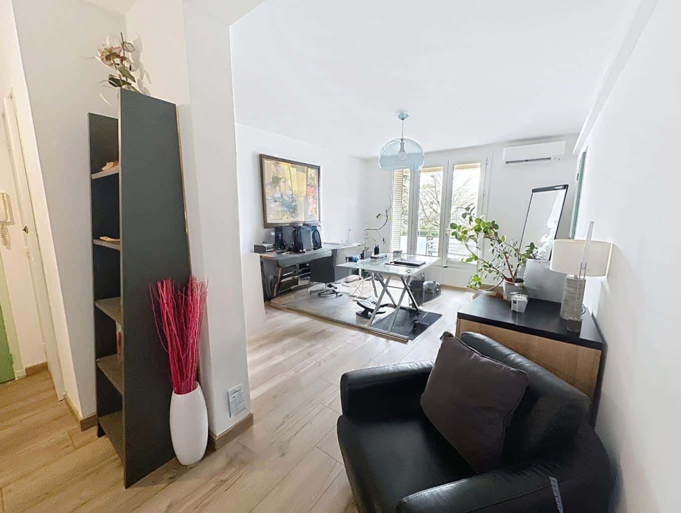Salon lumineux avec espace bureau dans un appartement T3 à vendre à Avignon, quartier Rotondes avec balcon