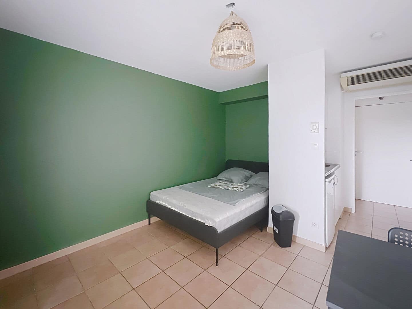 Studio en vente à Avignon quartier Préfecture, avec coin chambre, cuisine équipée et ascenseur