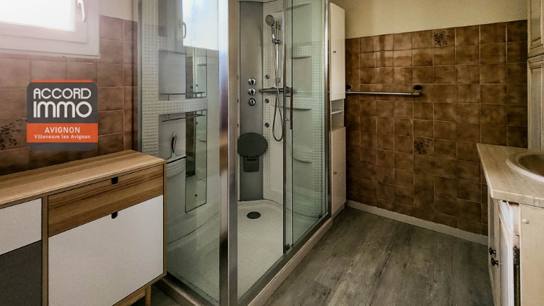 Salle de bain rénovée avec douche dans maison plain-pied à vendre à Caumont près d’Avignon.