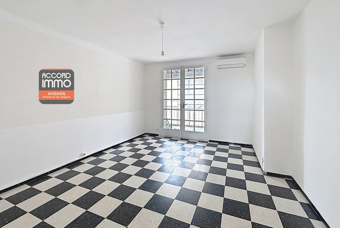 Chambre lumineuse avec balcon et climatisation – Appartement trois pièces à vendre Avignon centre