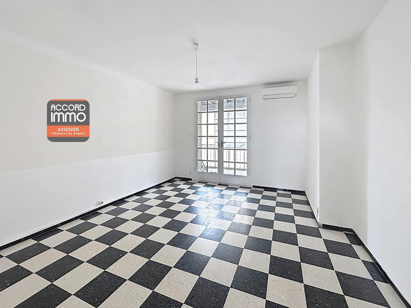 Chambre lumineuse avec balcon et climatisation – Appartement trois pièces à vendre Avignon centre