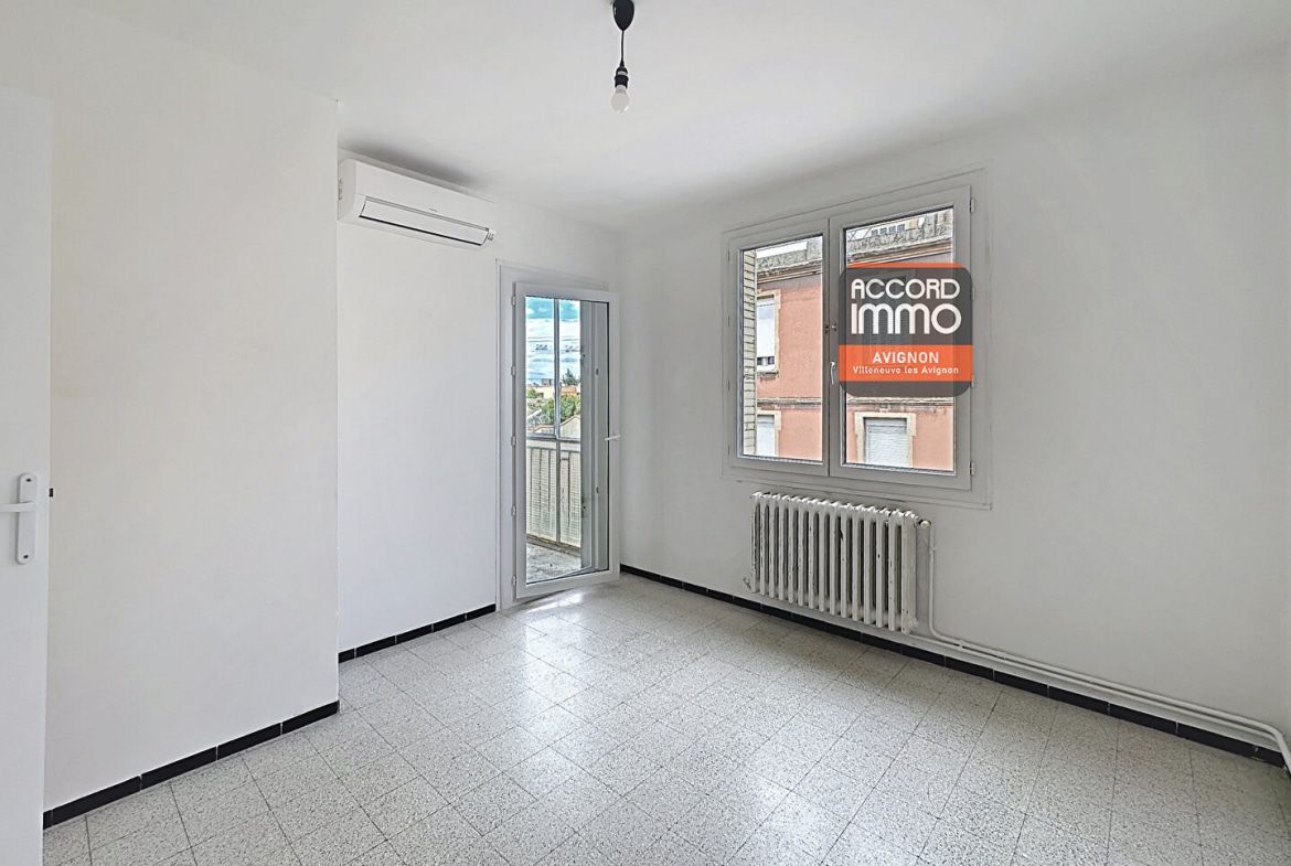 Pièce de vie spacieuse et lumineuse avec accès au balcon – appartement 3 pièces à vendre à Avignon