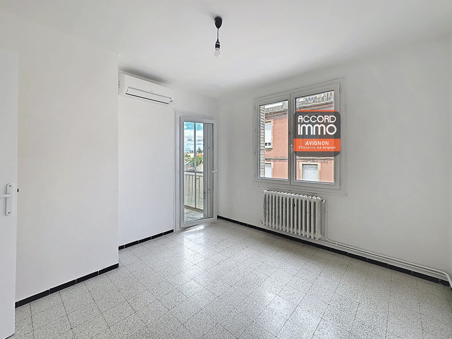 Pièce de vie spacieuse et lumineuse avec accès au balcon – appartement 3 pièces à vendre à Avignon