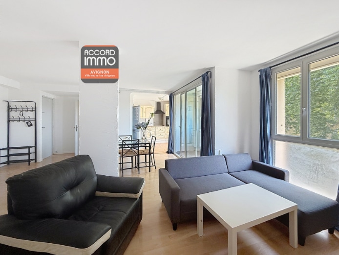 Coin salon moderne et convivial dans un appartement T4 à vendre à Avignon, quartier Trillade, immeuble avec ascenseur