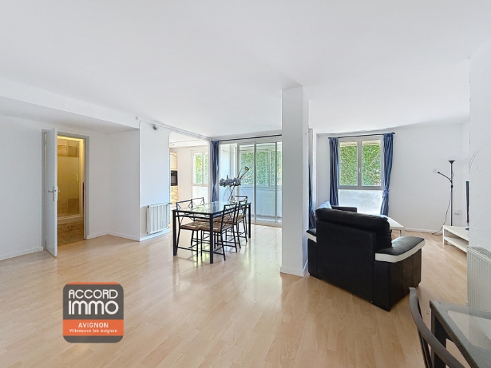 Salon lumineux avec espace repas dans appartement T4 à vendre à Avignon, quartier Trillade, avec ascenseur
