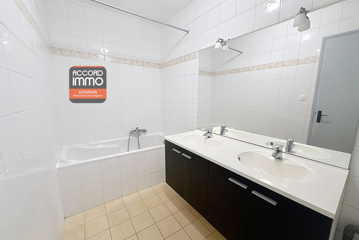 Salle de bain fonctionnelle avec grande vasque double et baignoire – logement à vendre à Avignon T3