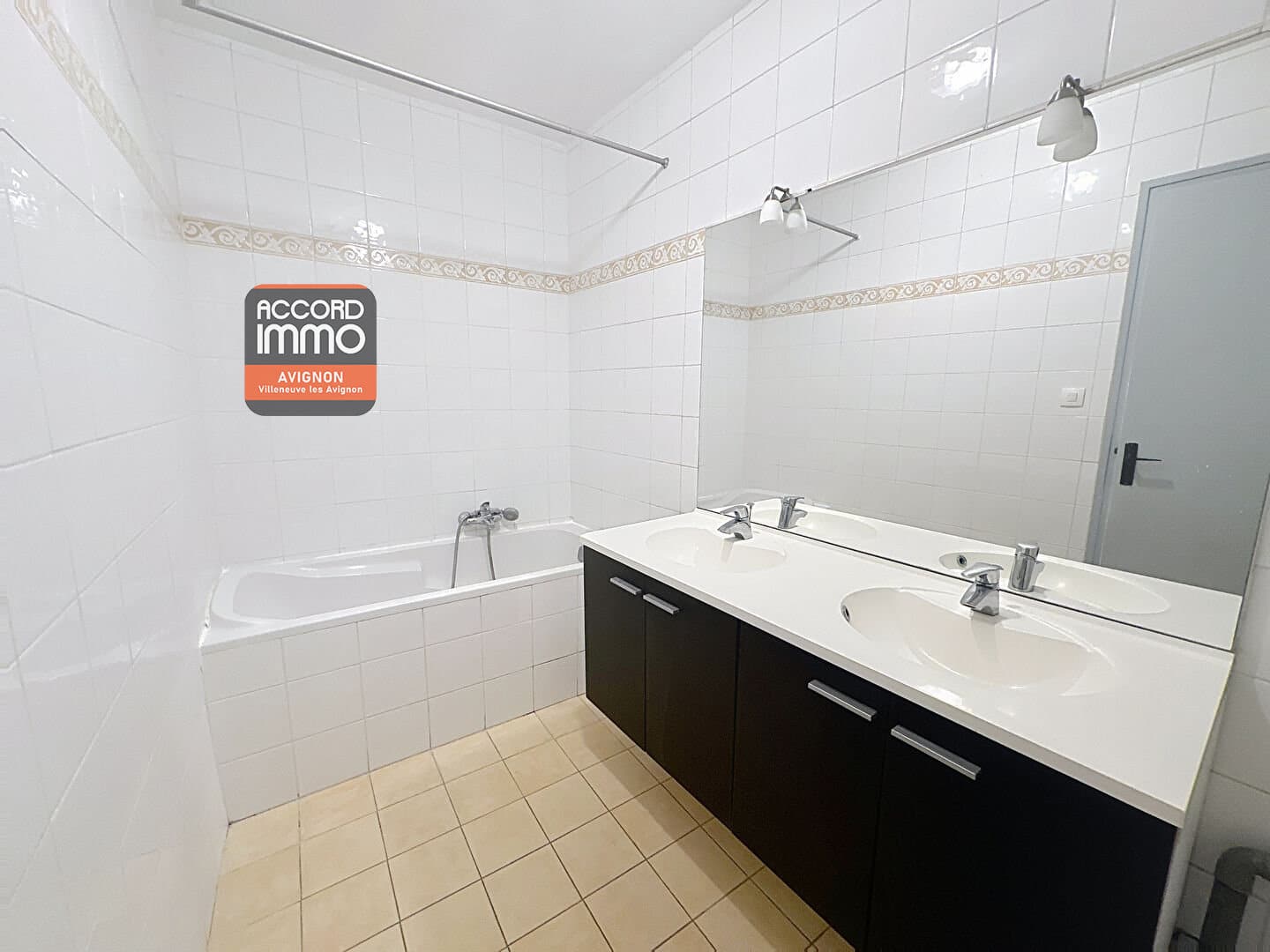 Salle de bain fonctionnelle avec grande vasque double et baignoire – logement à vendre à Avignon T3
