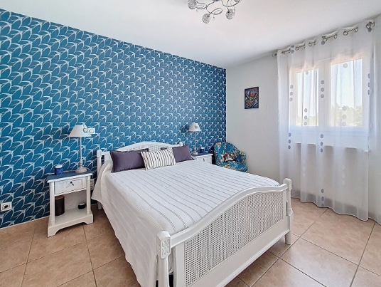 Chambre principale lumineuse d’une maison à vendre à Sorgues avec jardin et piscine