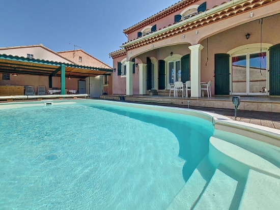 Maison à vendre à Sorgues avec grande piscine et jardin arboré en façade