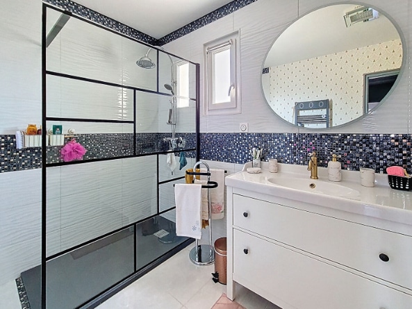 Salle de bain design d’une maison à vendre à Sorgues avec piscine et jardin
