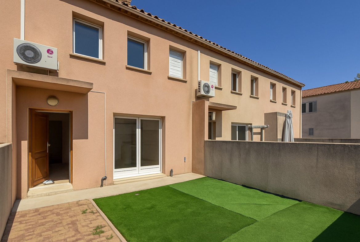 xterieur maison 3 chambres avec cour et terrasse a vendre a Montfavet pres d Avignon