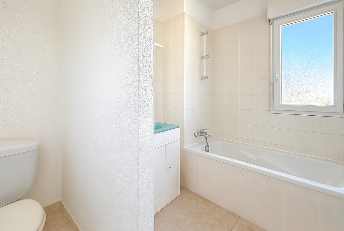 Salle de bain maison 3 chambres avec baignoire a Montfavet immobilier