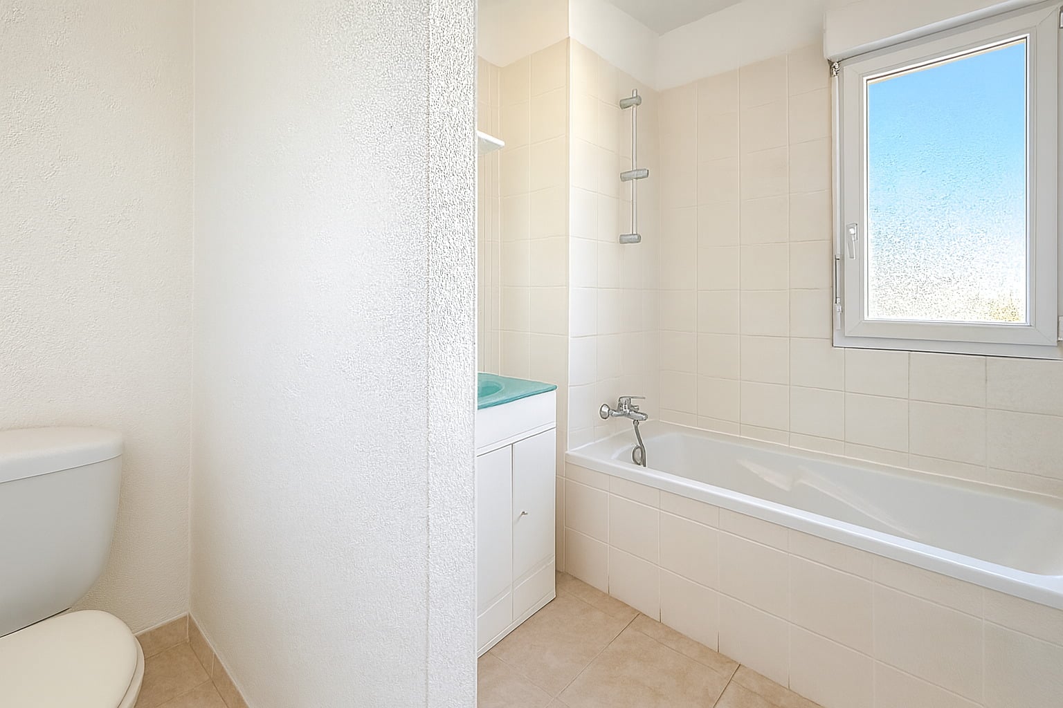 Salle de bain maison 3 chambres avec baignoire a Montfavet immobilier