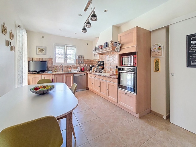 Cuisine moderne et fonctionnelle d’une maison à vendre à Sorgues avec jardin et piscine