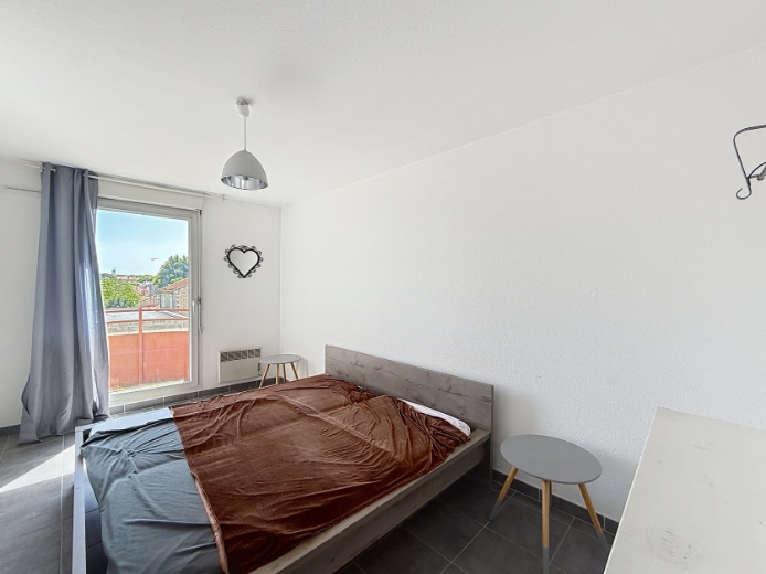 Chambre lumineuse avec accès balcon, appartement T3 Saint-Ruf Avignon, immeuble avec ascenseur