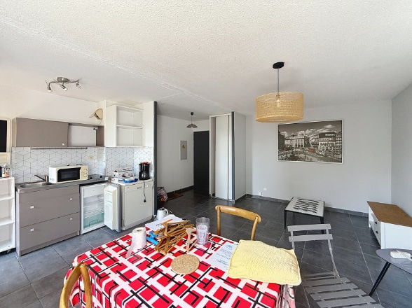 Salon spacieux avec cuisine ouverte équipée, appartement T3 à vendre Saint-Ruf Avignon avec balcon et ascenseur"
