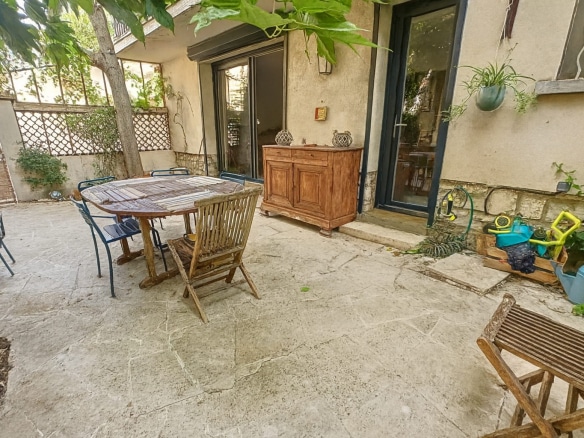 Terrasse spacieuse avec espace repas appartement T3 Avignon Prefecture rez de jardin avec parking prive